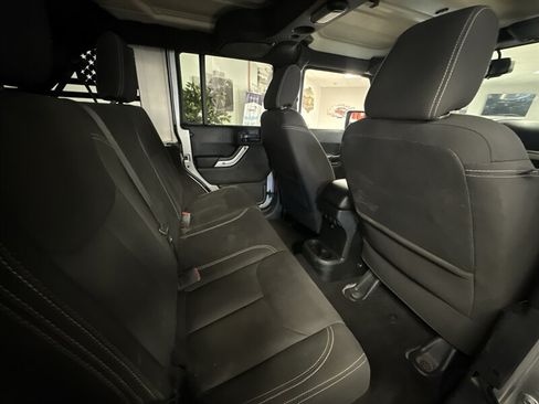 Used 2018 Jeep Wrangler Unlimited Sahara AWD/4WD image 29