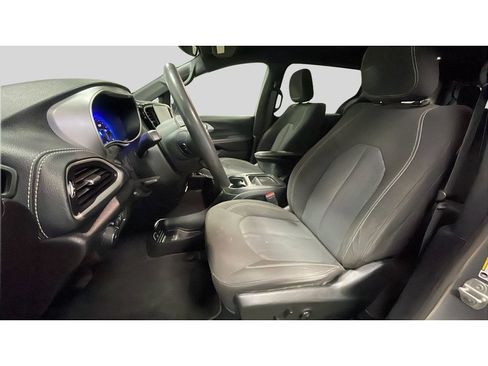 Used 2023 Chrysler Pacifica Touring FWD image 11
