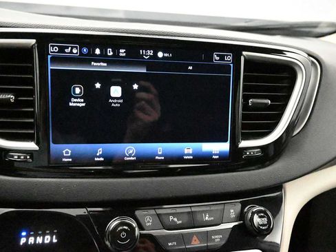 Used 2023 Chrysler Pacifica Touring-L FWD image 22