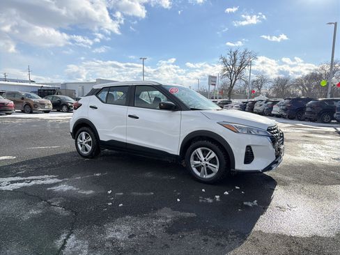 Used 2022 Nissan Kicks S image 3