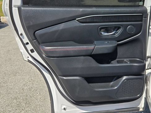 Used 2025 Honda Pilot Black Edition image 15