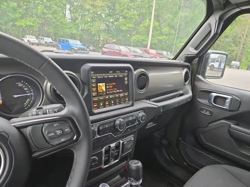 Used 2023 Jeep Wrangler Unlimited w/ Sun & Screen Package AWD/4WD image 16