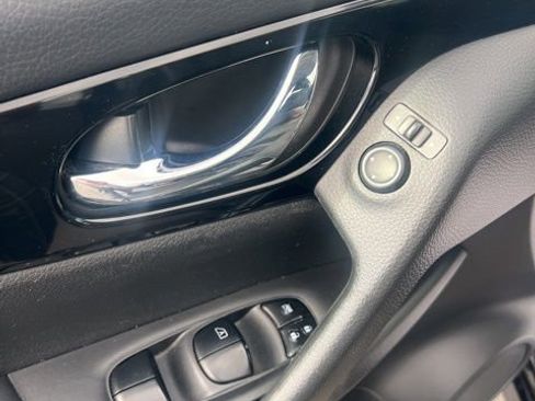 Used 2018 Nissan Rogue Sport SV w/ SV Technology Package image 25