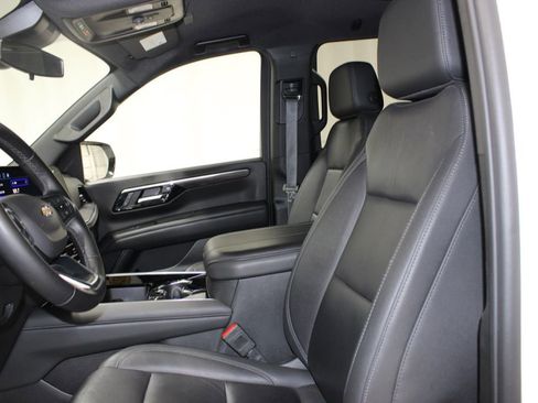 Used 2025 Chevrolet Suburban LT image 17