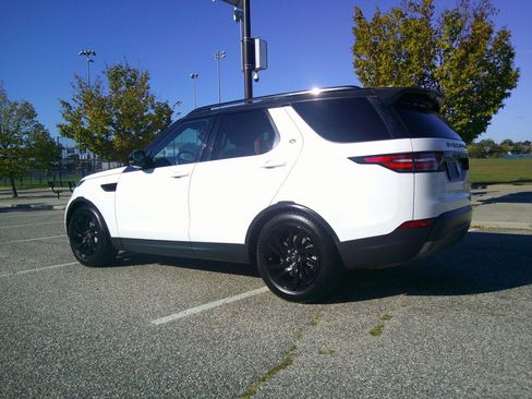 Used 2018 Land Rover Discovery HSE image 17