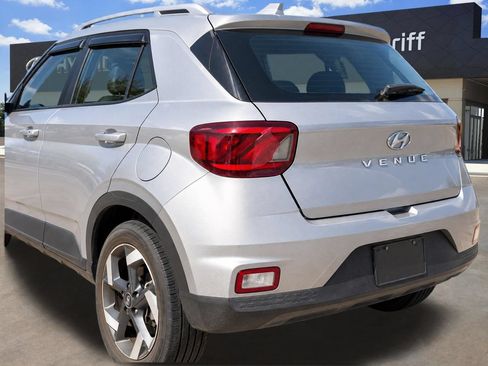 Used 2024 Hyundai Venue SEL FWD image 3
