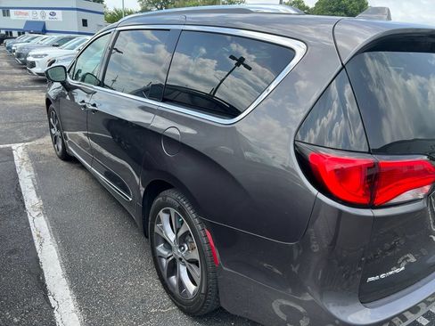 Used 2018 Chrysler Pacifica Limited w/ Tire & Wheel Group FWD image 12