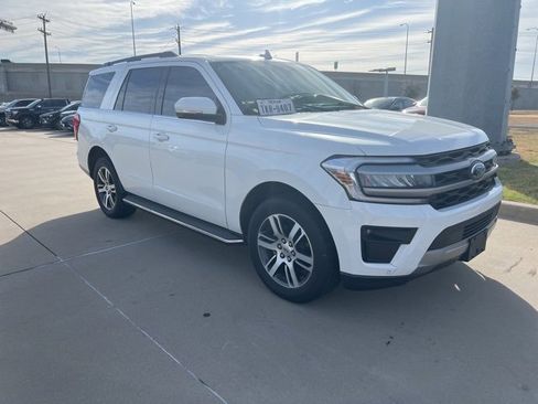 Used 2023 Ford Expedition XLT image 2