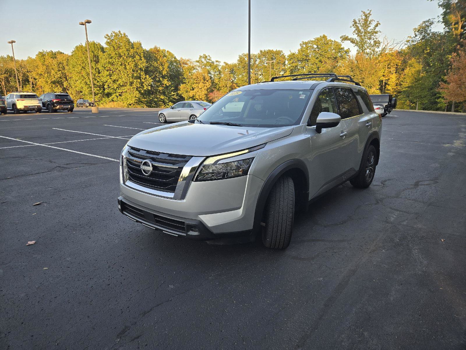 Used 2025 Nissan Pathfinder SV w/ SV Premium Package AWD/4WD image 4