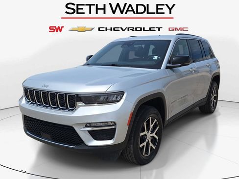 Used 2024 Jeep Grand Cherokee Limited AWD/4WD image 3