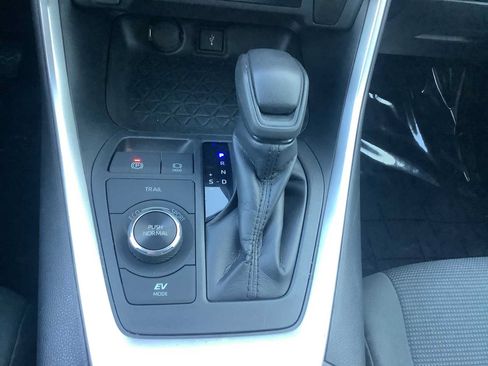 Used 2020 Toyota RAV4 LE w/ All Weather Liner Package AWD/4WD image 18