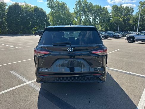 Used 2025 Toyota Sienna XSE AWD/4WD image 6
