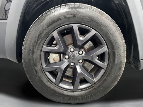 Used 2020 Jeep Cherokee Latitude AWD/4WD image 10