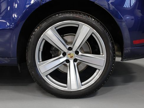 Certified 2025 Porsche Macan image 12