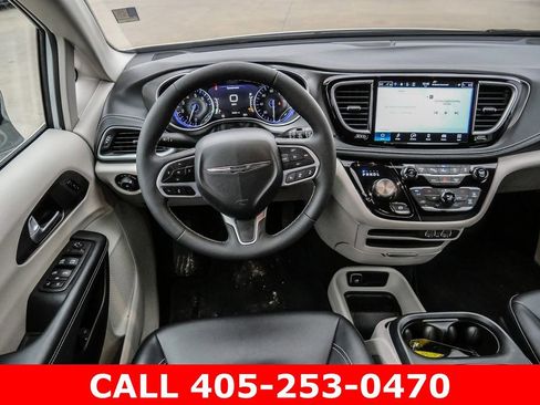Used 2024 Chrysler Pacifica Touring-L AWD/4WD image 26