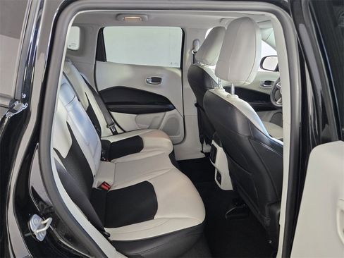 Used 2018 Jeep Compass Latitude image 16