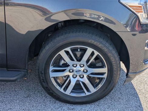 Used 2024 Ford Expedition Limited image 11