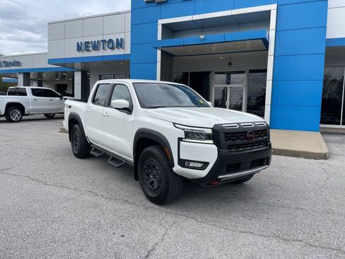 Used 2025 Nissan Frontier PRO-4X image 2