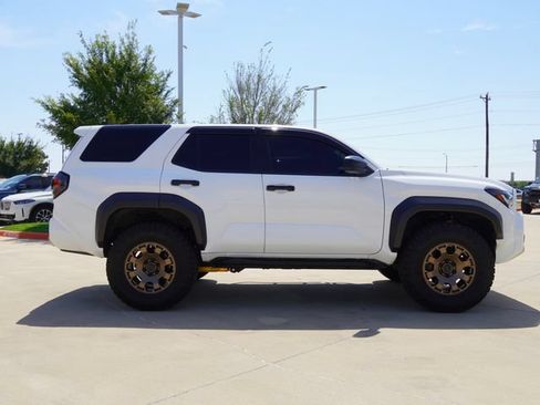 Used 2025 Toyota 4Runner SR5 AWD/4WD image 10
