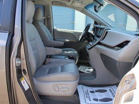 Used 2016 Toyota Sienna XLE w/ XLE Navigation Package FWD image 18