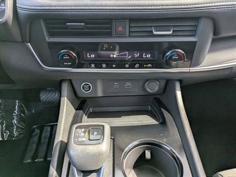 Used 2023 Nissan Rogue SV image 16