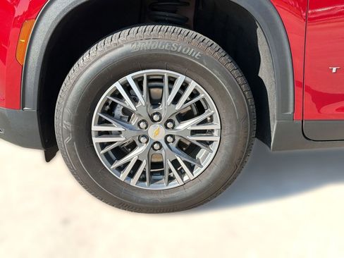 Certified 2025 Chevrolet Traverse LT w/ Driver Confidence Package FWD image 12