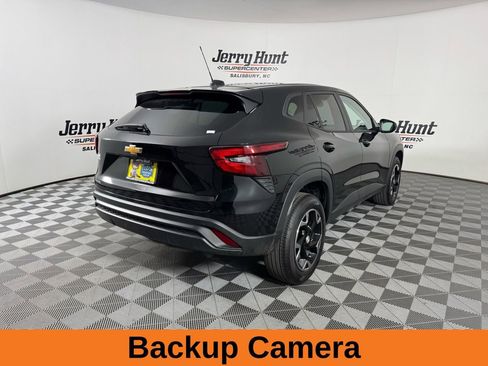 Used 2025 Chevrolet Trax LS w/ LS Convenience Package image 7