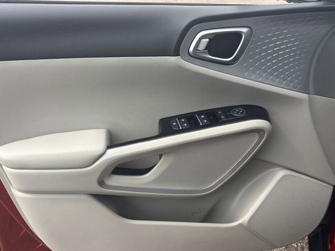 Used 2025 Kia Soul LX w/ LX Technology Package FWD image 18