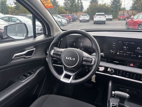 Used 2025 Kia Sportage LX FWD image 33
