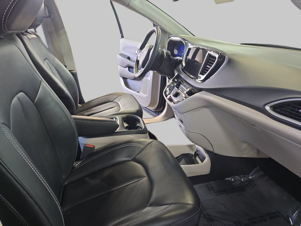 Used 2024 Chrysler Pacifica Touring-L FWD image 11