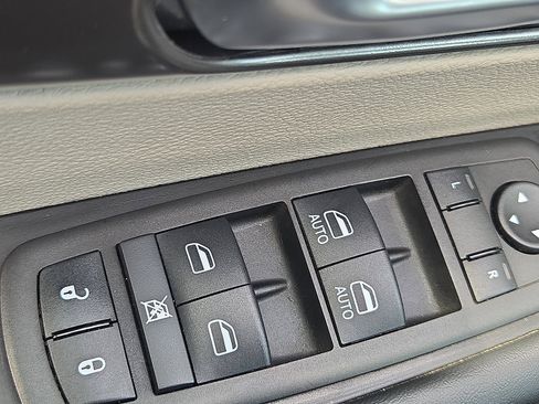 Used 2024 Chrysler Pacifica Touring-L image 5