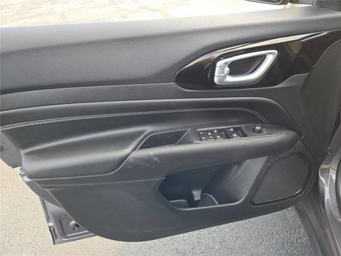 Certified 2024 Jeep Compass Latitude w/ Altitude Special Edition image 21