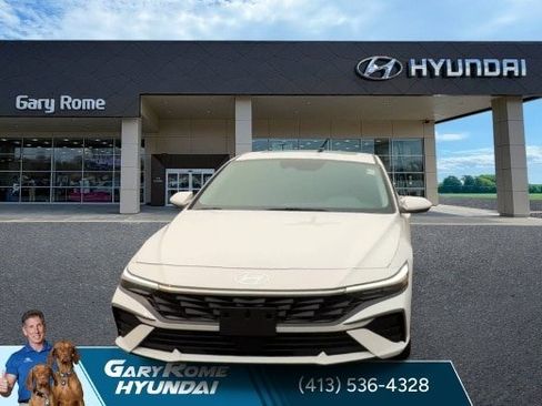 Used 2024 Hyundai Elantra SEL w/ Convenience Package FWD image 3