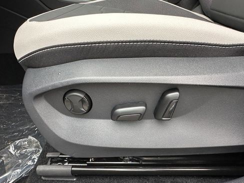 New 2025 Volkswagen Taos SE image 17