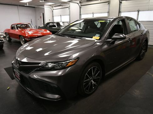 Used 2023 Toyota Camry SE FWD image 3