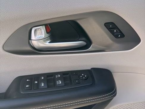 Used 2024 Chrysler Pacifica Touring-L image 13