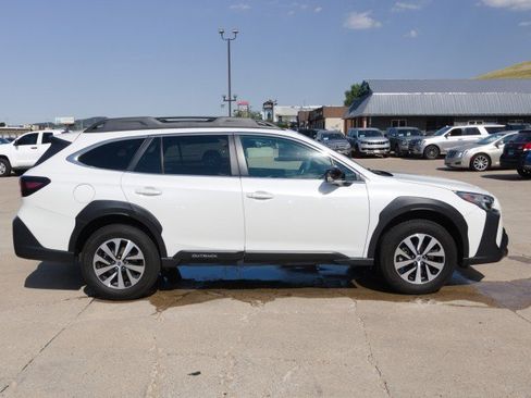 Used 2025 Subaru Outback Premium AWD/4WD image 5