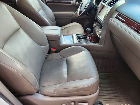 Used 2017 Lexus GX 460 Premium w/ Premium Package image 14