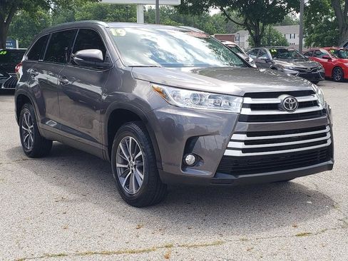 Certified 2019 Toyota Highlander XLE FWD image 3