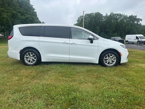 Used 2023 Chrysler Pacifica Touring-L FWD image 2