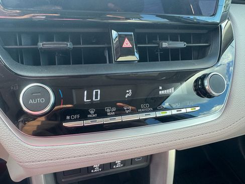 Used 2025 Toyota Corolla Cross LE w/ Moonroof Package image 17