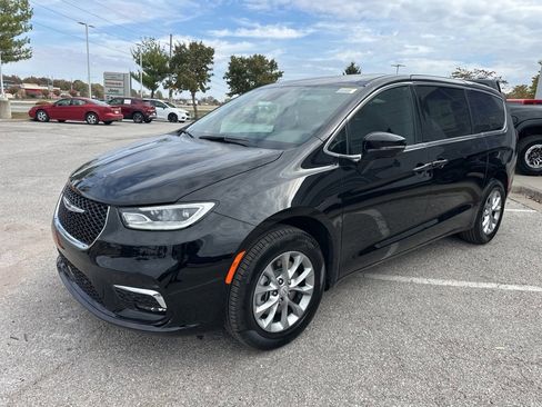 New 2026 Chrysler Pacifica Select image 13