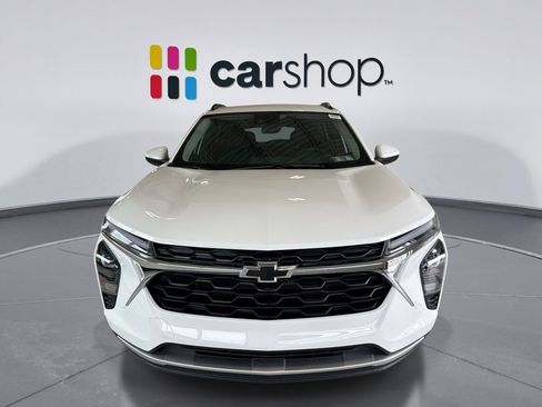 Used 2025 Chevrolet Trax LT w/ LPO, Blackout Package FWD image 8