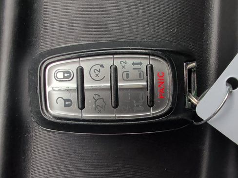 Used 2017 Chrysler Pacifica Touring-L image 16