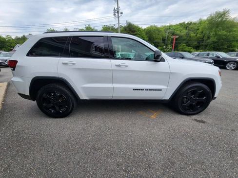 Used 2019 Jeep Grand Cherokee Laredo AWD/4WD image 5