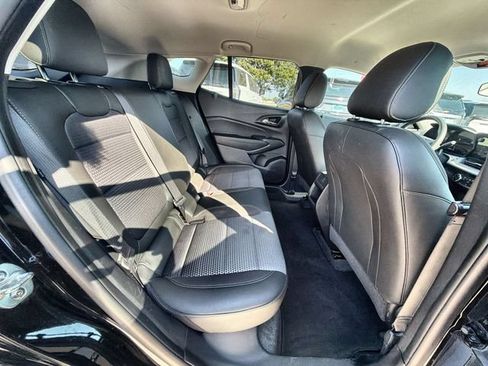 Used 2025 Chevrolet Trax LT FWD image 25