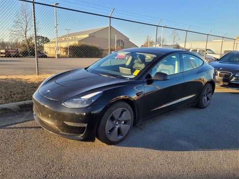 Used 2023 Tesla Model 3 Standard Range image 3