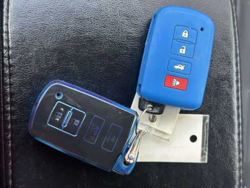 Used 2015 Toyota RAV4 Limited image 30