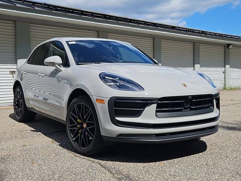 Certified 2024 Porsche Macan AWD/4WD image 9