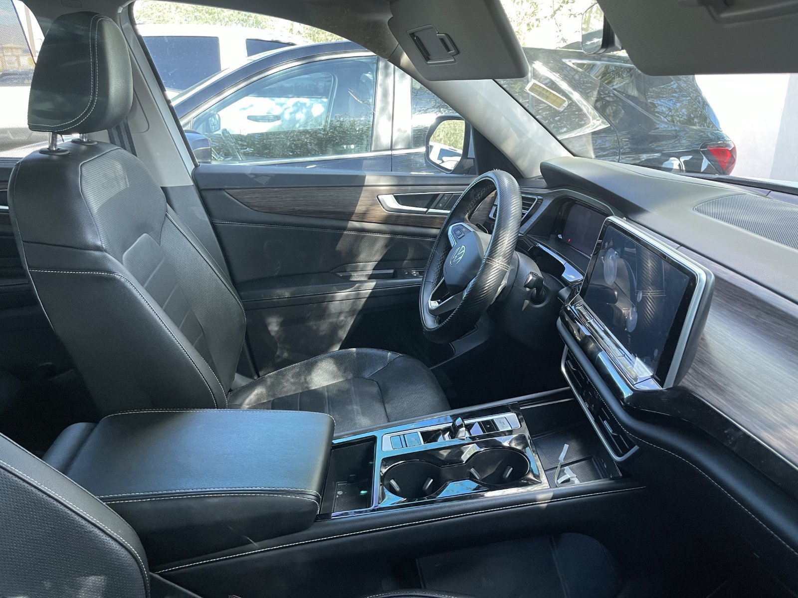 Used 2024 Volkswagen Atlas SEL AWD/4WD image 6